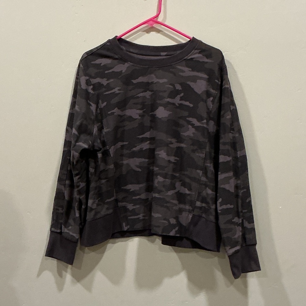 Athleta Dark Gray & Black Camo Crewneck Pullover